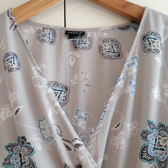Torrid Gray Floral Tunic Flowy Bell Sleeves 2X - Picture 3 of 8